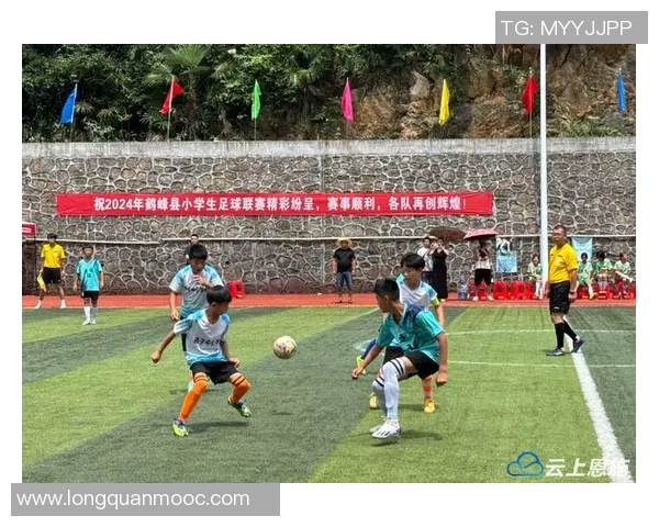 足球男孩比赛激烈进行中小球员们展现出色技艺与团队精神